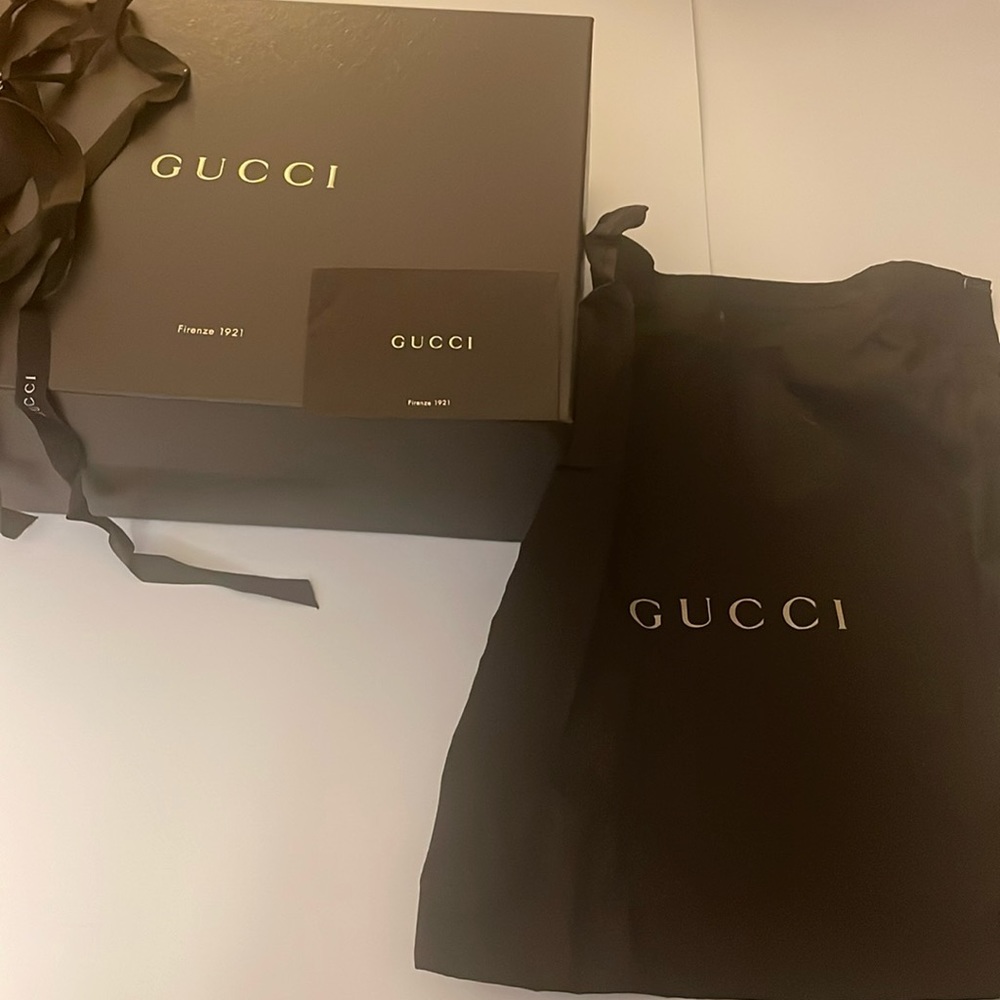 Very Light wear. Box and dust bag included